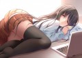 寝転びながらPCを見てる女の子